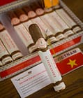 Lớp lá cuốn San Andrés của Montecristo đen bóng và mịn màng