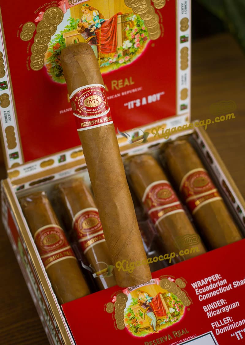 Điểm khác biệt lớn nhất nằm ở lớp lá quấn vàng óng, bóng mượt thơm ngon